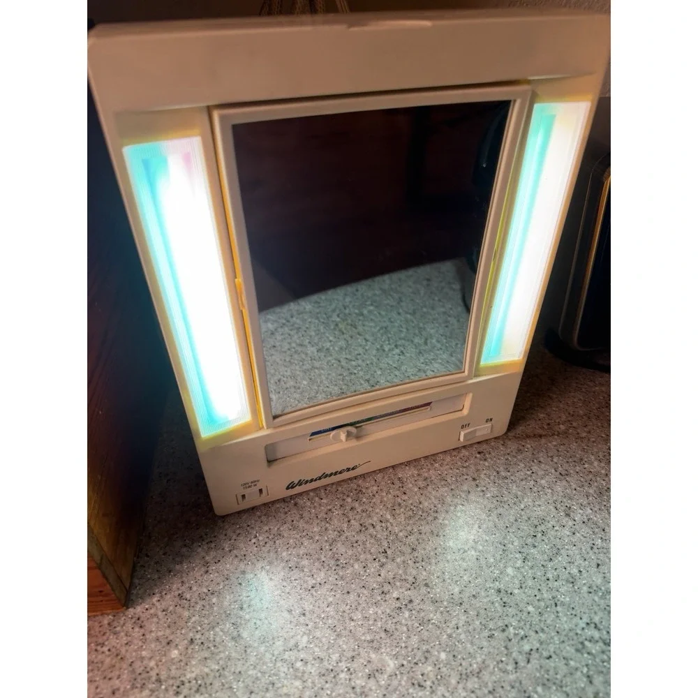 Windmere EM-7 Portable Lighted Make Up Mirror Regular Magnifying‎ 4 Light Modes